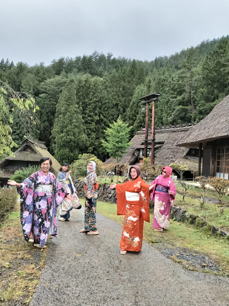 Semua Peserta Mengunjungi Iyashi No Sato Di Kaki Gunung Fuji